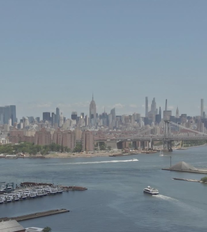 坐落在东河这个风景如画的社区提供了标志性的曼哈顿天际线横跨水面的壮丽景色