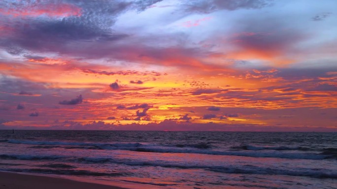 镜头热带海滩，傍晚的云快速移动，滚动黑暗的夕阳天空，红，紫，橙，蓝，粉红的云景背景。