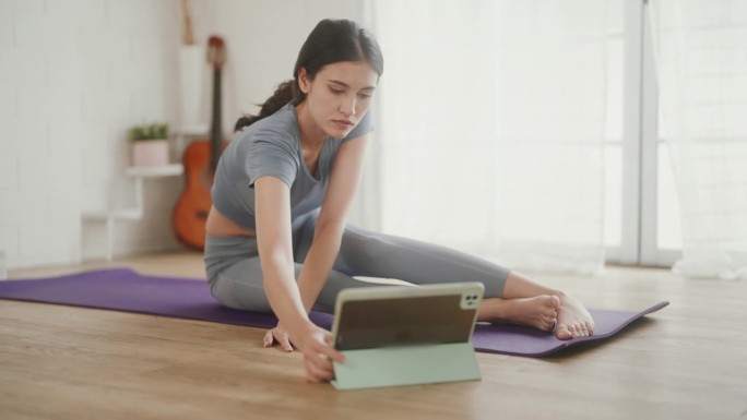 虚拟健身训练:不同类型的女学生进行电子学习健身。
