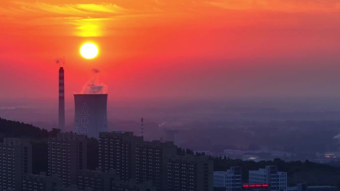 航拍夕阳下的凤凰山和八一电厂红似火