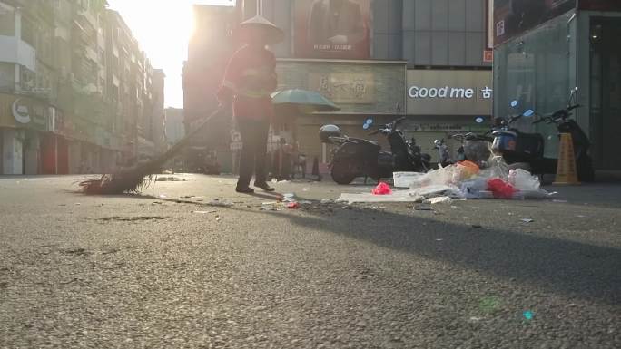 晨光打扫环境卫生环卫工扫垃圾街头打扫垃圾