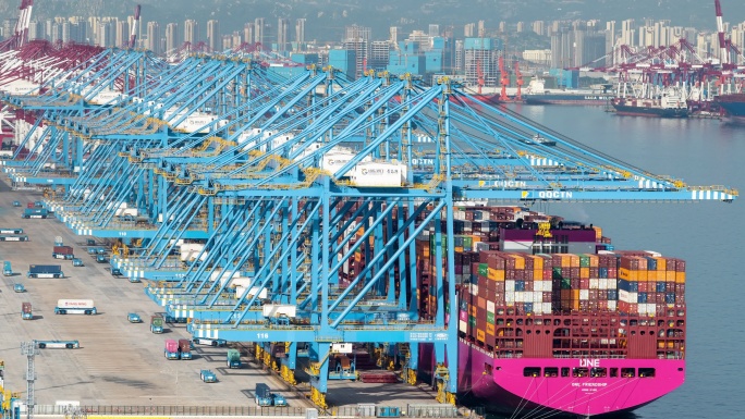 高视角俯瞰青岛前湾港自动化装卸码头日景
