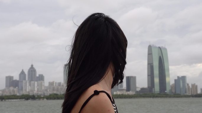 金鸡湖畔吹着风看风景的长发美女背影