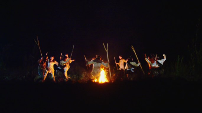 围着篝火跳舞的原始部落族人