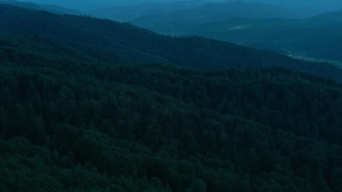 从鸟瞰的角度看，有彩云的山脉。电影无人机拍摄了喀尔巴阡山脉惊人的夜晚。航拍夜间各种森林。地球之美