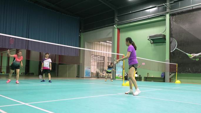 羽毛球馆 练习 双打 体育  市民 运动