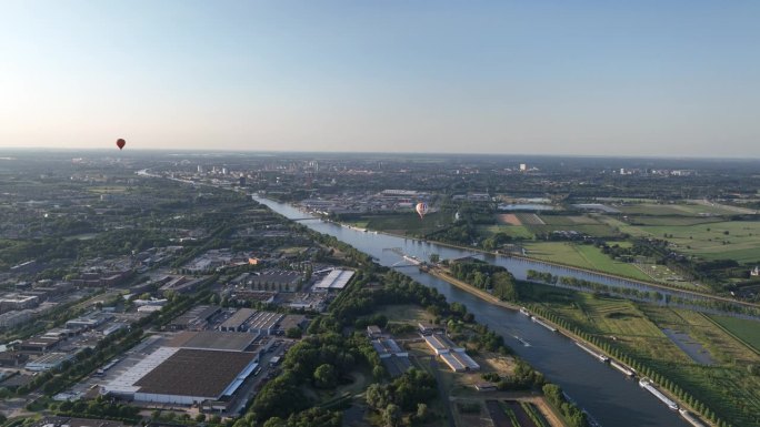 Nieuwegein, 2023年7月7日，荷兰日落时分，两个热气球在空中飞行。