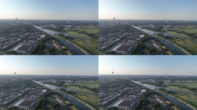 Nieuwegein, 2023年7月7日，荷兰日落时分，两个热气球在空中飞行。