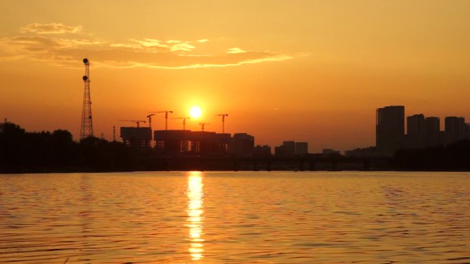 河边落日夕阳红夕阳无限好水边河边晚霞