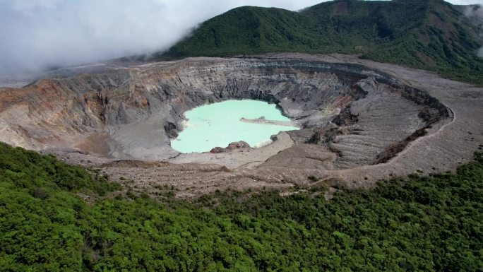 美丽的空中电影视图的Poas火山口和泻湖在哥斯达黎加国家公园
