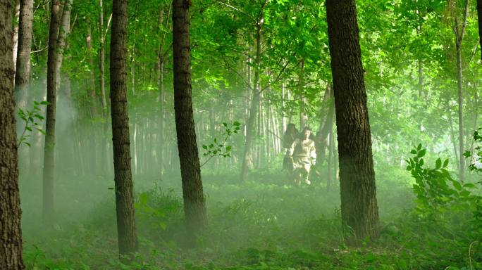 在原始森林奔跑狩猎的原始人