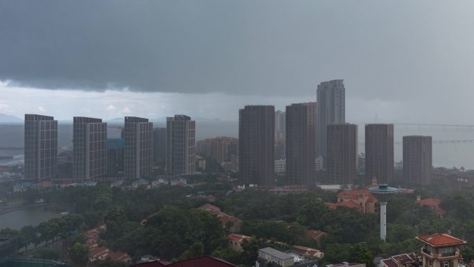 珠海城市上空的夏季乌云密布倾盆暴雨影像