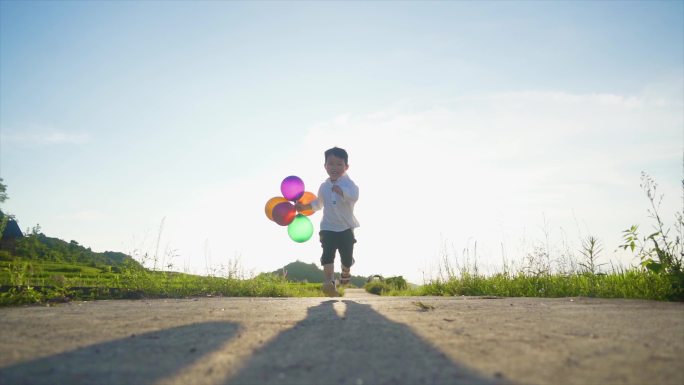 欢乐童年时光儿童节快乐小男孩拿着球奔跑