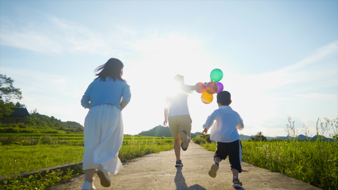 一家三口逆光奔跑追逐嬉戏彩色气球温馨家庭