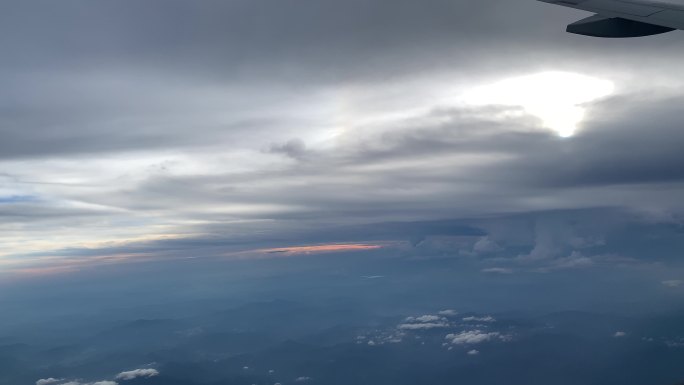飞机窗外日出飞机云层云端景色云层之上