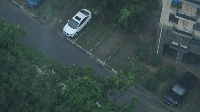 4K大风暴雨下雨强强降水小区停车