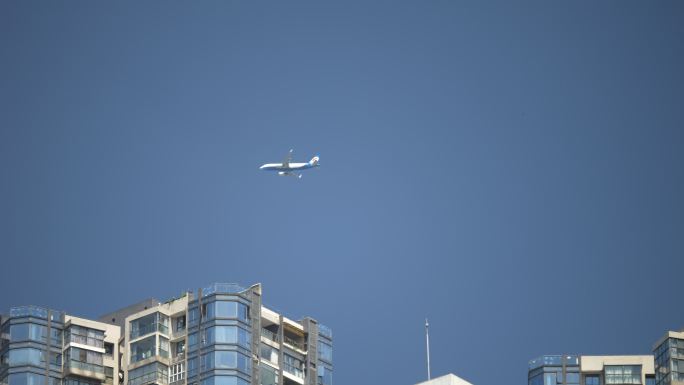 飞机飞过城市天空