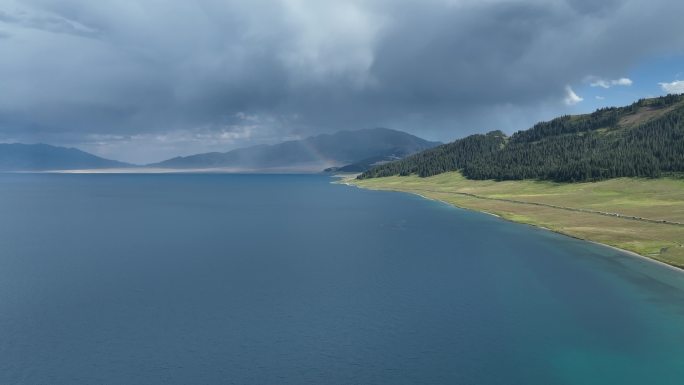 新疆赛里木湖彩虹航拍风景