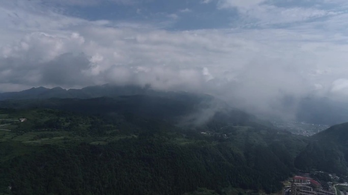 穿云航拍 大山 云 全景