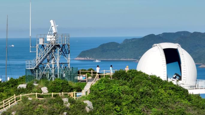 晴朗天空深圳西涌天文台海边开游艇航拍