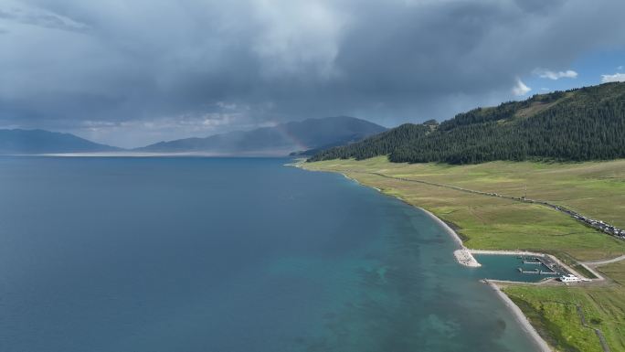 新疆赛里木湖彩虹航拍风景