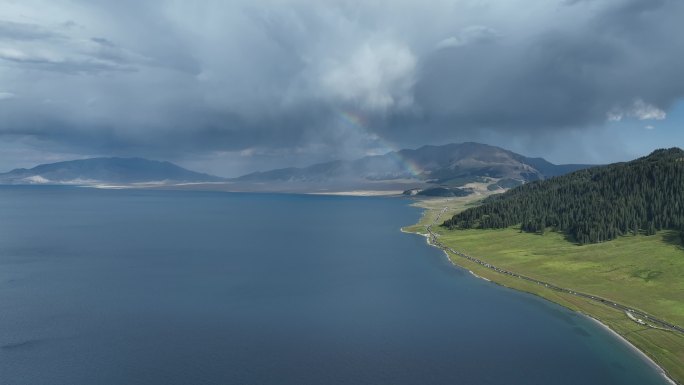 新疆赛里木湖彩虹航拍风景