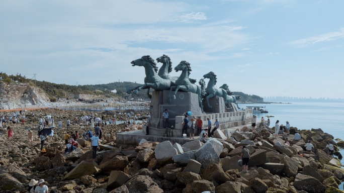 养马岛马群奔腾雕塑和赶海游客