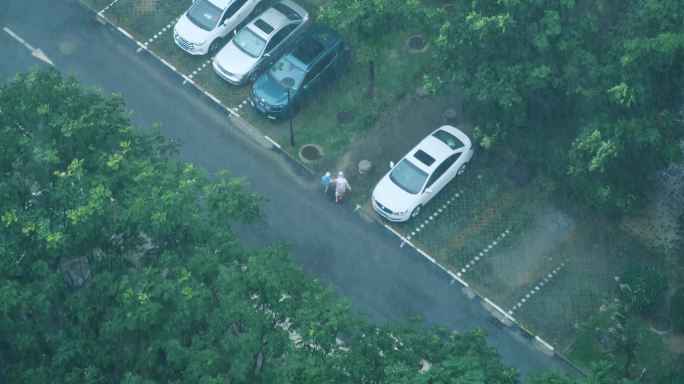 4K大风暴雨下雨强强降水雨中道路