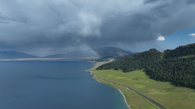 新疆赛里木湖彩虹航拍风景