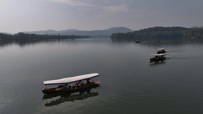 航拍杭州西湖摇橹船手划船