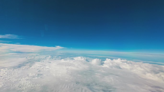 民航飞机高空穿越云层飞过高山延时摄影