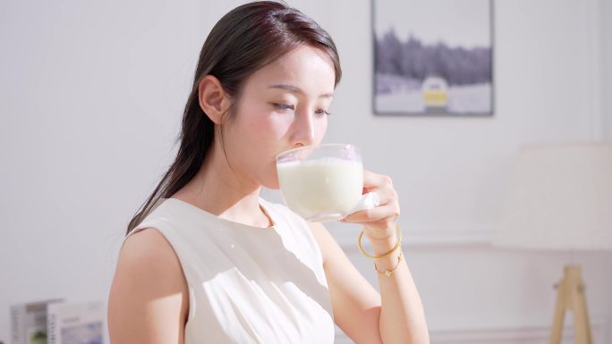 美女喝奶 牛奶 鲜奶 营养早餐 tvc