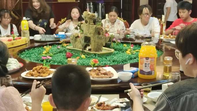 团圆饭聚会一家人大圆桌吃饭 家庭聚会饭局