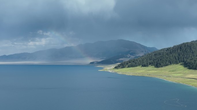 新疆赛里木湖彩虹航拍风景