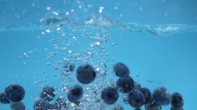 蓝莓掉落水中