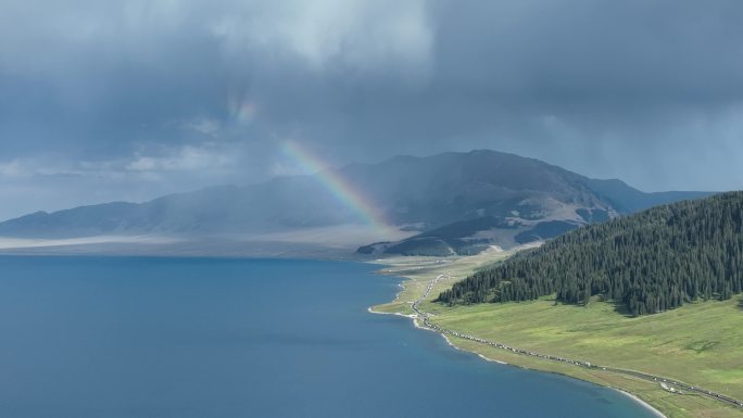 新疆赛里木湖彩虹航拍风景