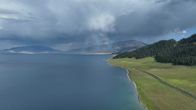 新疆赛里木湖彩虹航拍风景