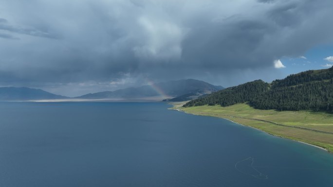 新疆赛里木湖彩虹航拍风景