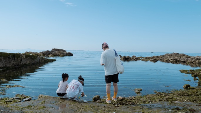 礁石滩上的赶海人群和游客