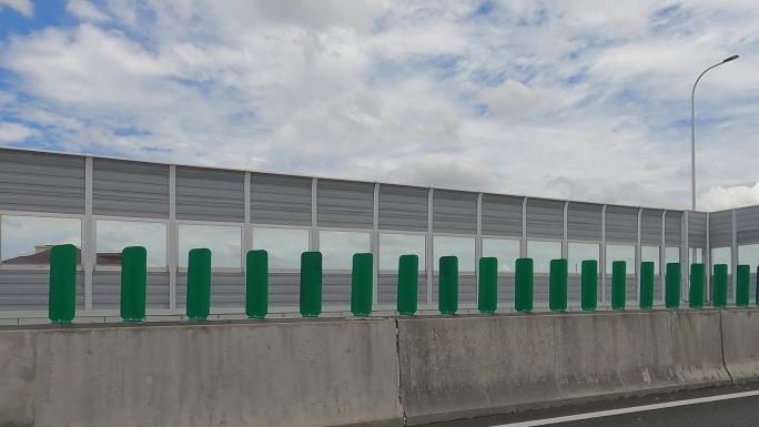 城市快速路中间隔离栏用的隔音板和声屏障