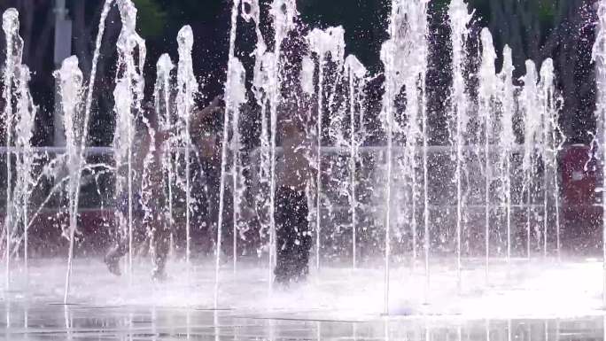 夏天喷泉玩耍的孩童