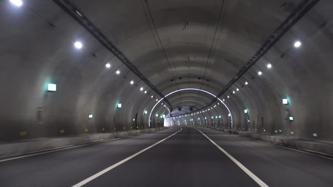 驾驶车辆进隧道高速公路开车进隧道行驶视角