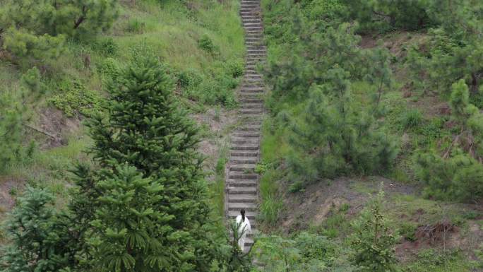 女人在山中行走 奔跑 航拍