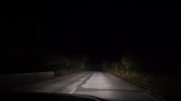 夜间开车行驶在乡间小路夜晚开车驾驶山路