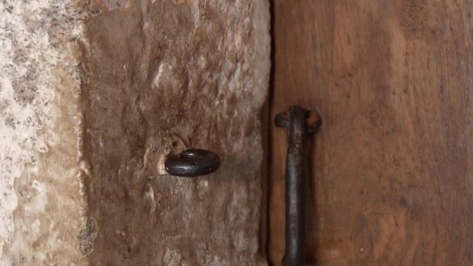 通往地下室的门的特写是用钩子锁着的