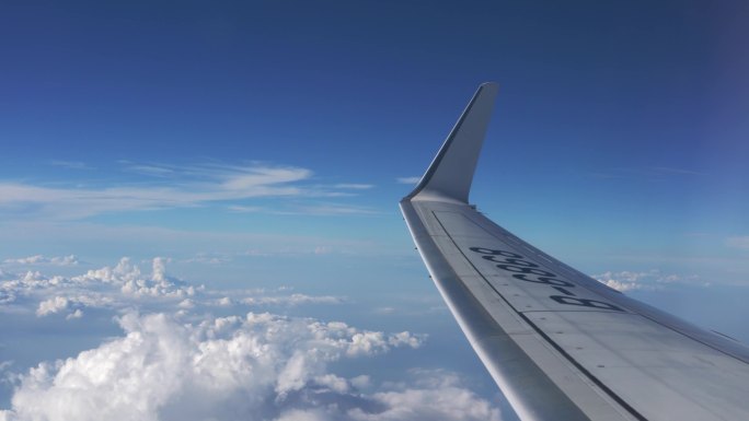 航空飞机在云层之上窗外蓝天白云