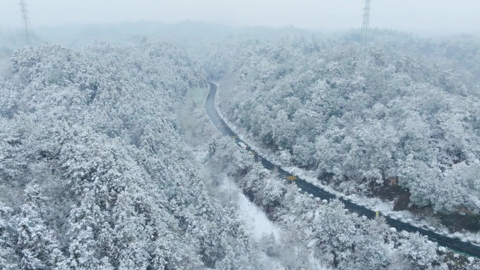 农村下雪公交车行驶