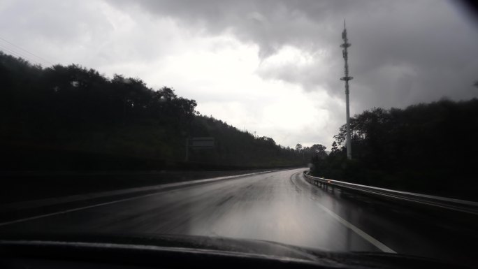 下雨天开车行驶在高速公路暴雨驾驶车辆交通