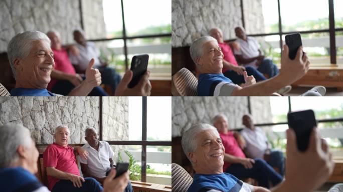老人和朋友在家用手机自拍