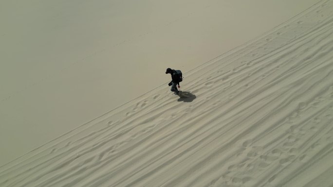 沙漠徒步的孤独男子